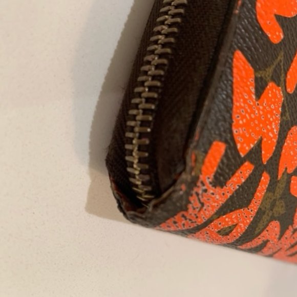 Authentic Louis Vuitton Graffiti zippy wallet case - Picture 2 of 13